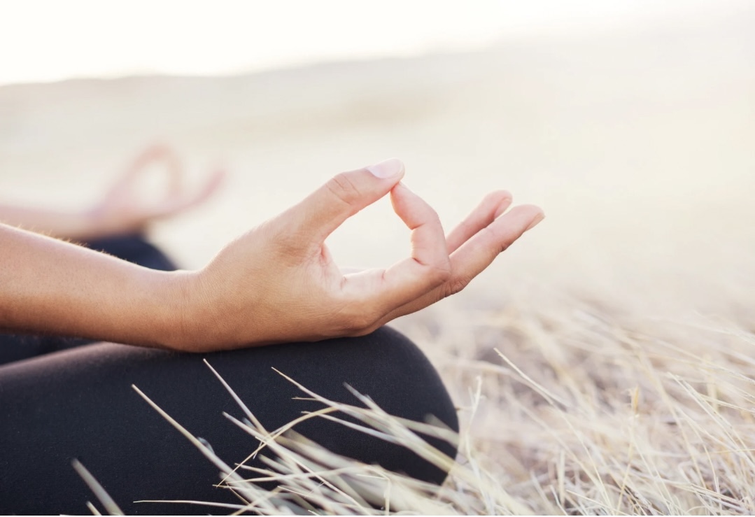 Yoga in der freien Natur auf einem Kornfeld