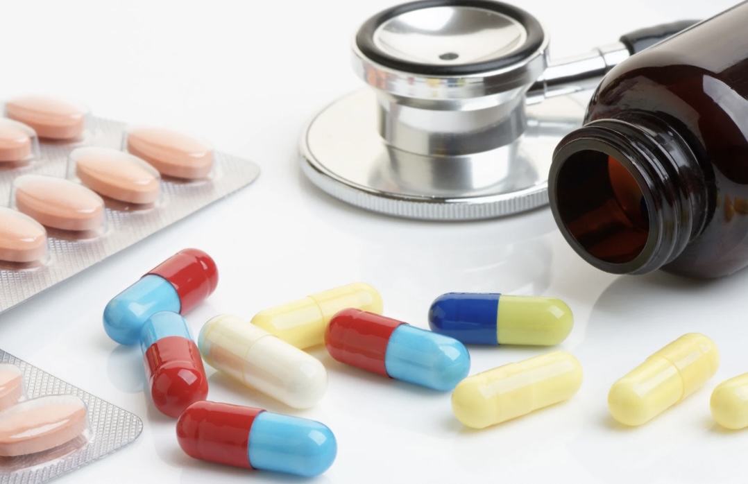 Antiarrhythmikatabletten auf einem Tisch ausgebreitet